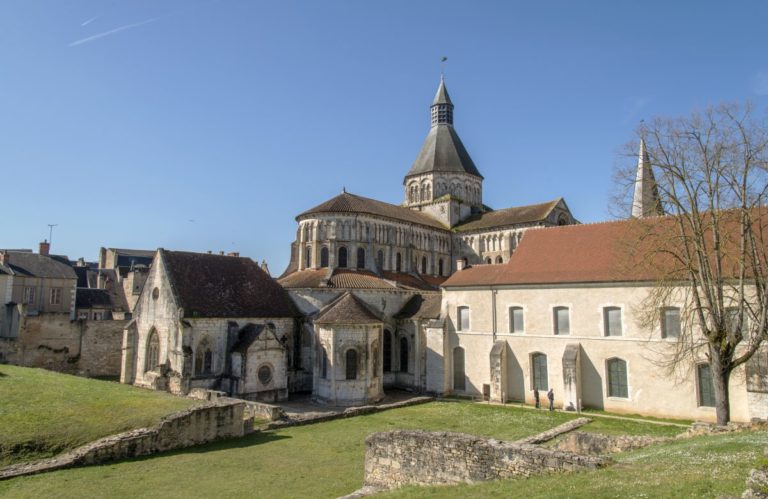 ﻿Le prieuré de la Charité-sur-Loire vu depuis le jardin des Bénédictines © D.R.